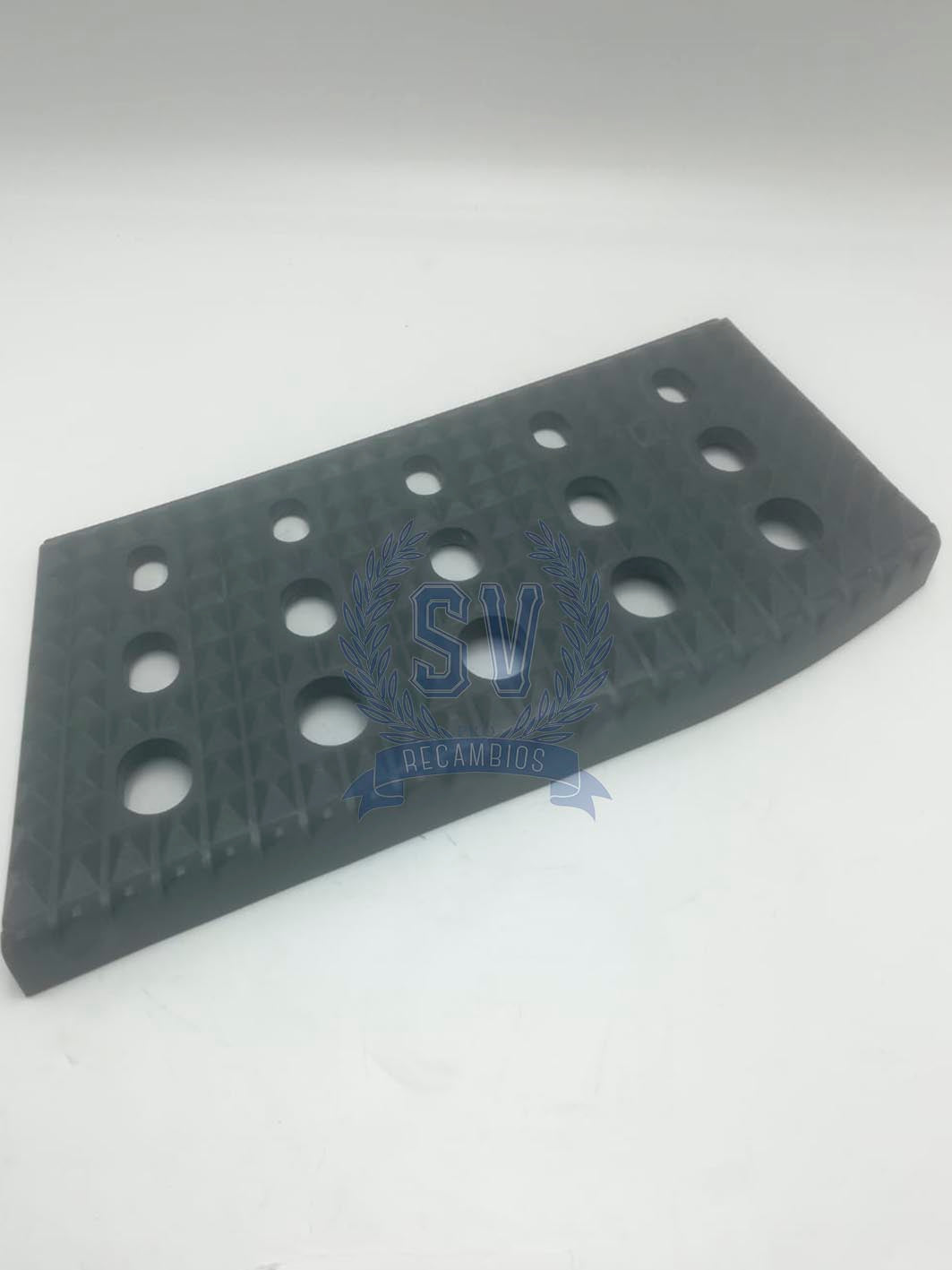 504004279 ESTRIBO DCHO PLASTICO